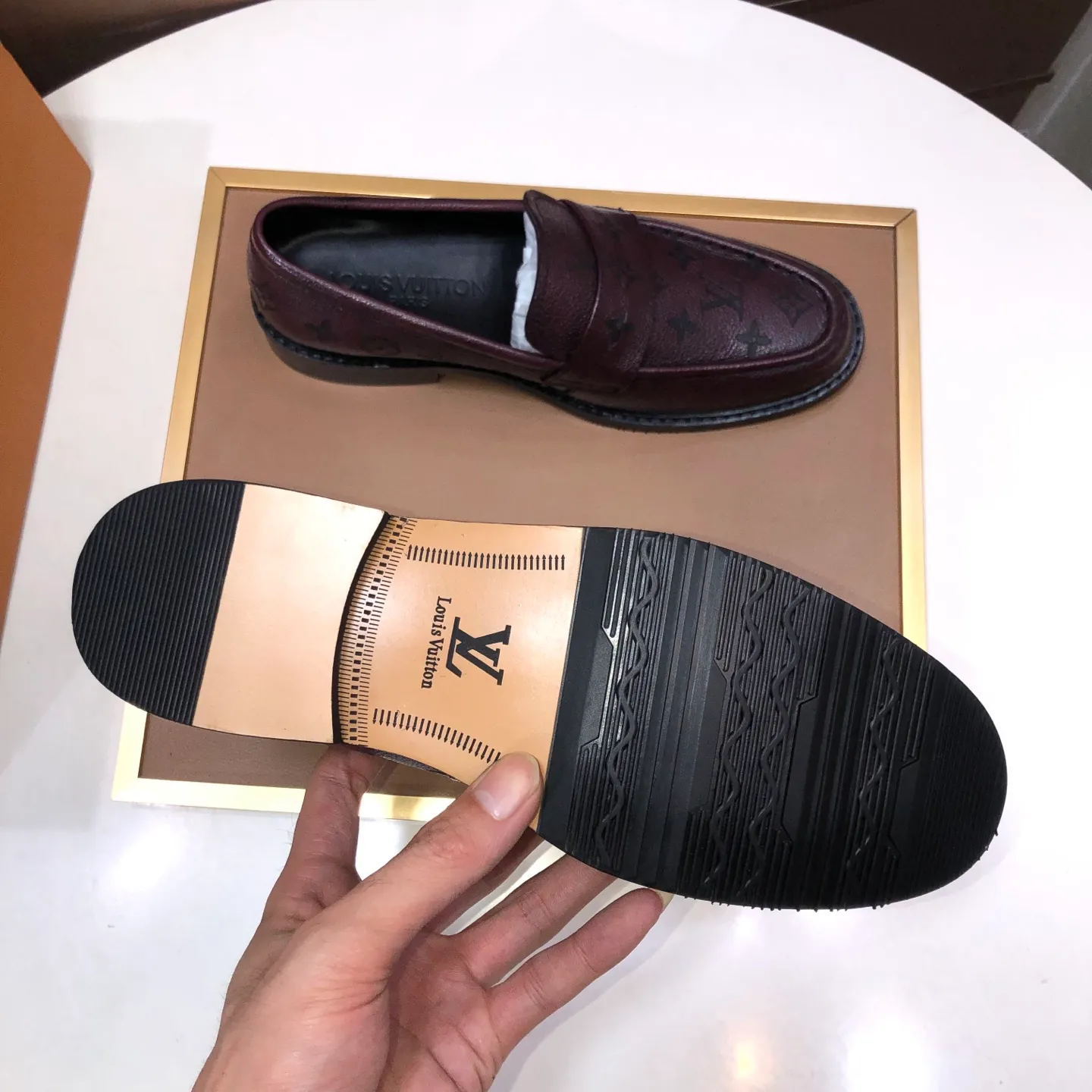 Men's men's shoes💰460💰【LV】(sheepskin lining) formal men's shoes! The high-end formal wear style is luxurious and elegant, with both practicality and style. We pay special attention to quality and details. The original version at the counter is 1:1 ultra-accurate replica👍🏻 The shoe last, leather, workmanship and comfort are not inferior! Material: imported cowhide upper, soft first layer of sheepskin! Code number: 38-45 (45 customized)